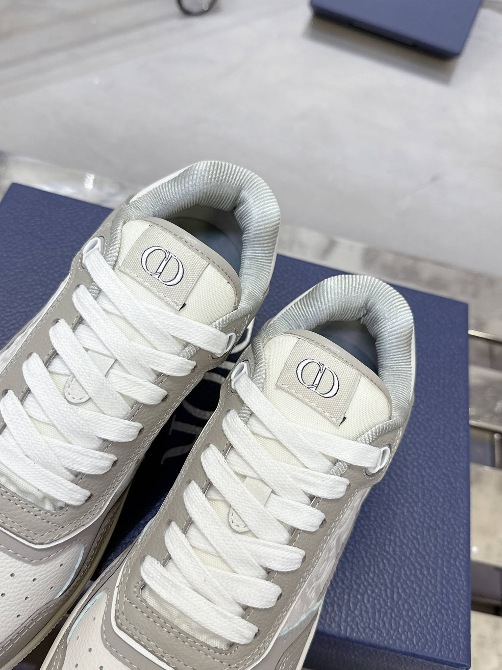 DIOR 25S B27 UPTOWN LOW-TOP SNEAKERS IN GREY MIX CREAM WHITE CALFSKIN STYLE 4