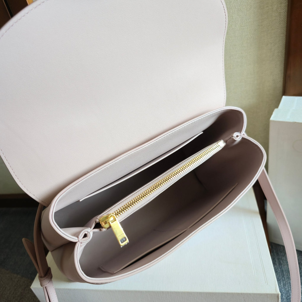 CELINE 25S MEDIUM NINO BAG 25MM IN LIGHT PINK CALFSKIN GOLD HARDWARE